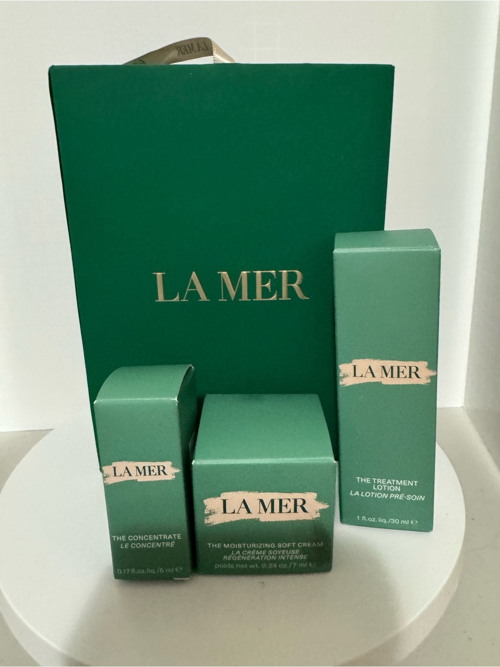 La Mer Skincare Set in Deep Green with Gold Logo